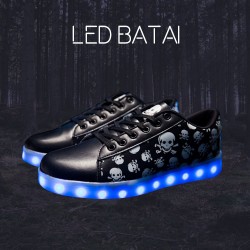 Juodi LED batai su kaukolėmis